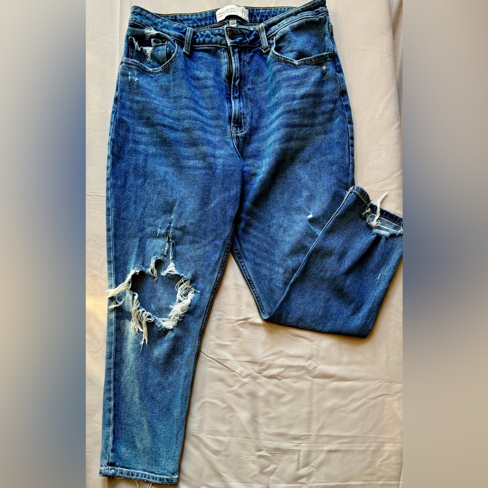 Abercrombie & Fitch The Mom High Rise Jeans – Women’s Size 31/12S Medium Wash